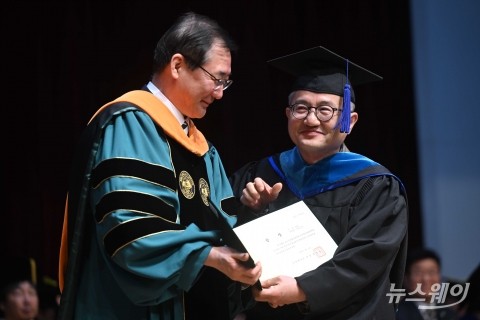 미소짓는 원종필 건국대 총장과 석사