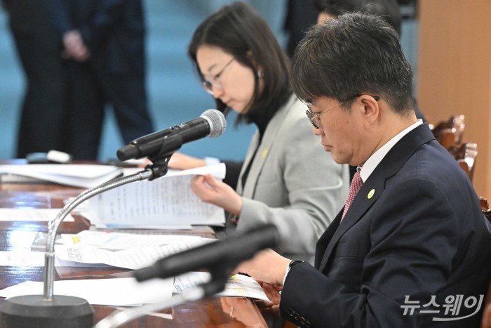 홍완희 동부지방검찰청 정부합동수사단장을 비롯한 참석자들이 24일 서울 여의도 금융감독원에서 열린 '보이스피싱 현장 대응능력 제고를 위한 공동 간담회'에서 자료를 살펴보고 있다. 사진=강민석 기자 kms@newsway.co.kr