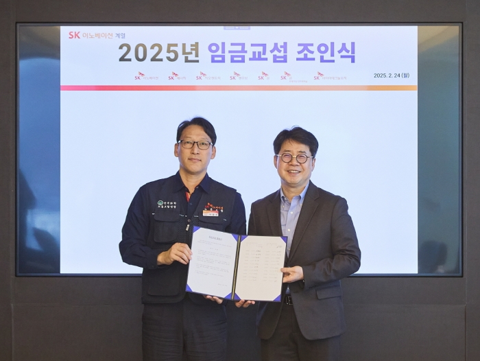 24일 서울 종로구 SK서린빌딩에서 열린 SK이노베이션 '2025년 임금교섭 조인식'에서 박상규 사장(오른쪽)과 박율희 노동조합위원장이 노사 합의서에 사인한 뒤 기념촬영을 하고 있다. 사진=sk이노베이션 제공