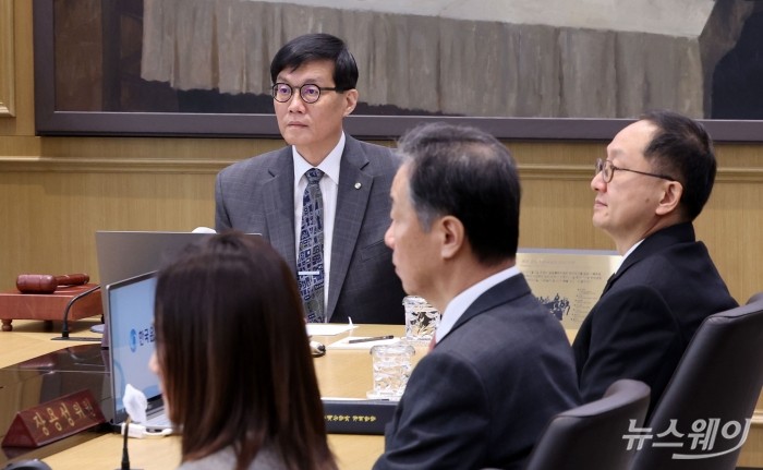 이창용 한국은행 총재가 25일 오전 서울 중구 한국은행 본관에서 금융통화위원회 본회의를 주재하고 있다. 사진=사진공동취재단