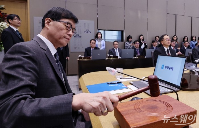 이창용 한국은행 총재가 25일 오전 서울 중구 한국은행 본관에서 열린 금융통화위원회 본회의에서 의사봉을 두드리고 있다. 사진=사진공동취재단