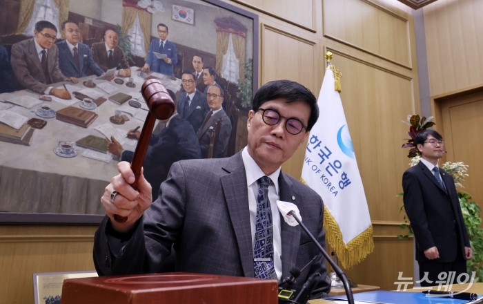 이창용 한국은행 총재가 25일 오전 서울 중구 한국은행 본관에서 열린 금융통화위원회 본회의에서 의사봉을 두드리고 있다. 사진=사진공동취재단