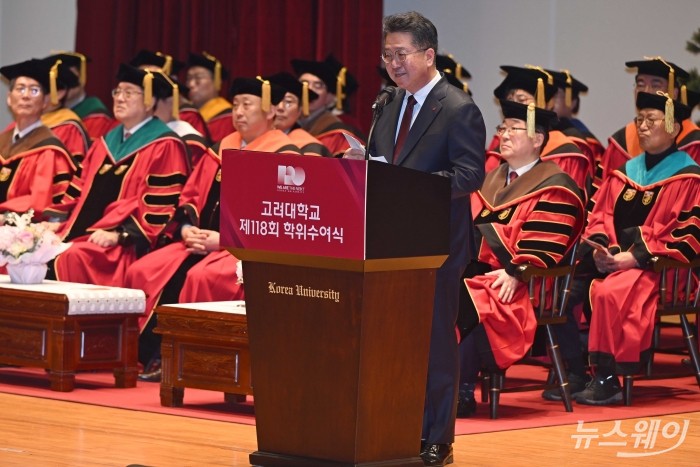 하범종 LG 사장이 25일 오전 자신의 모교인 서울 성북구 고려대학교에서 열린 제118회 학위수여식에서 졸업생들에게 특별강연을 하고 있다. 사진=강민석 기자 kms@newsway.co.kr