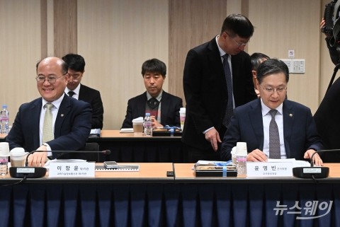 국가우주위원회 자료 살펴보는 이창윤 차관·윤영빈 청장