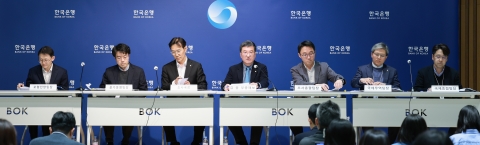 한은 &quot;성장 전망치 낮췄지만 경기불황은 아냐···향후 변수는 추경&quot;