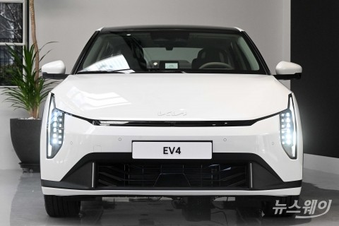 기아,  첫 전동화 세단 'EV4' 공개