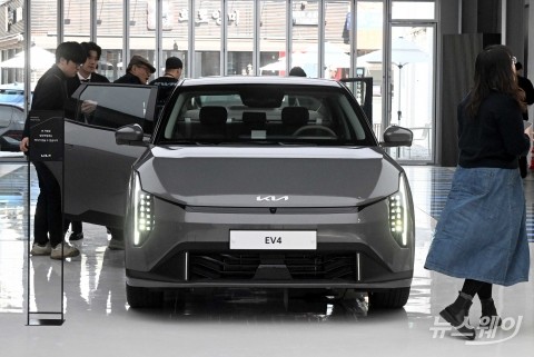기아, 첫 전동화 세단 'EV4' 계약 개시···실구매가 3000만원 중반부터