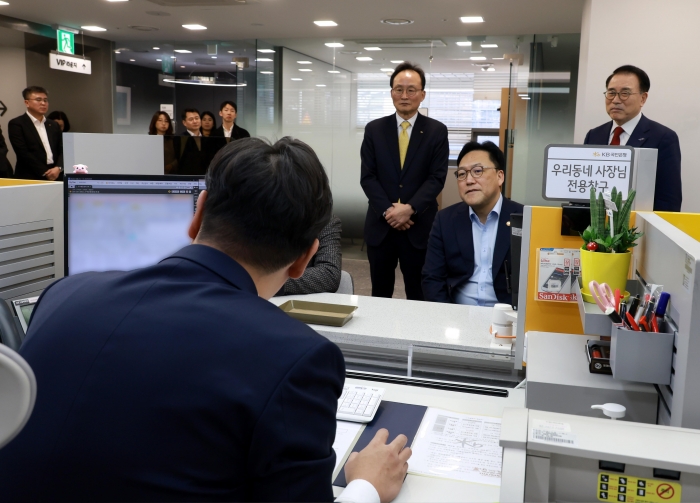 김병환 금융위원장이 27일 오전 서울 중구 KB국민은행 충무로역종합금융센터에 방문해 조용병 은행연합회장, 이환주 KB국민은행장과 함께 은행권 소상공인 금융지원 사전상담 운영현황을 점검했다. 사진=금융위 제공