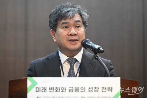 개회사 전하는 이항용 한국금융연구원장