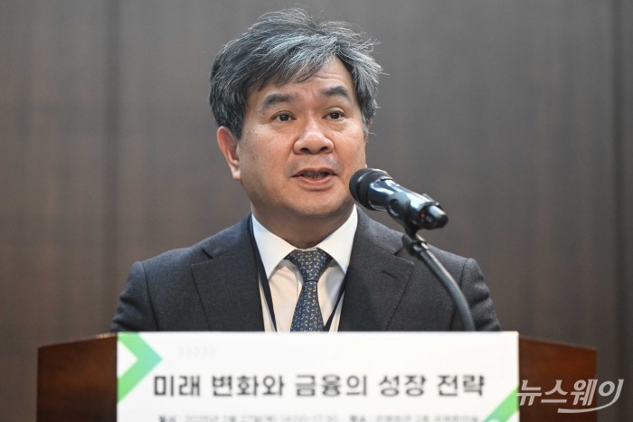 이항용 한국금융연구원장이 27일 오후 서울 중구 은행회관에서 열린 미래금융세미나에서 개회사를 하고 있다. 사진=강민석 기자 kms@newsway.co.kr