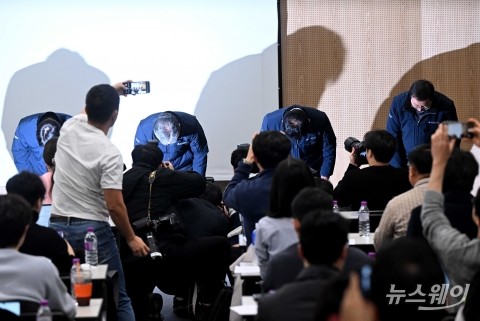 '청용천교 붕괴 유족'에 머리 숙여 사죄하는 주우정 대표 外 임원들