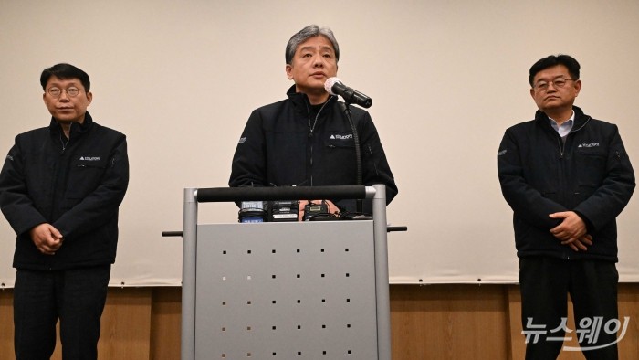 주우정 현대엔지니어링 대표이사가 28일 오전 서울 종로구 현대빌딩 별관에서 열린 '고속국도 제29호선 청용천교 붕괴 사고' 관련 기자회견에서 취재진의 질문을 답변하고 있다. 사진=강민석 기자 kms@newsway.co.kr