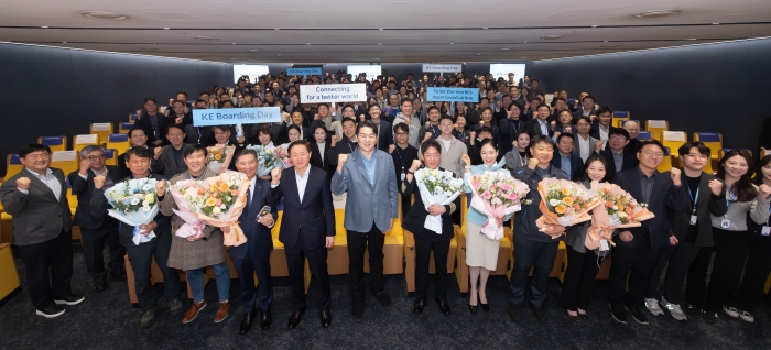 보딩데이(Boarding Day)' 행사에 참석한 조원태 한진그룹 회장과 임직원들이 기념사진을 촬영하고 있다. 사진=대한항공 제공