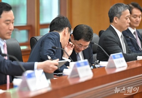 박종문 삼성증권 대표와 귀엣말 나누는 이복현 금감원장