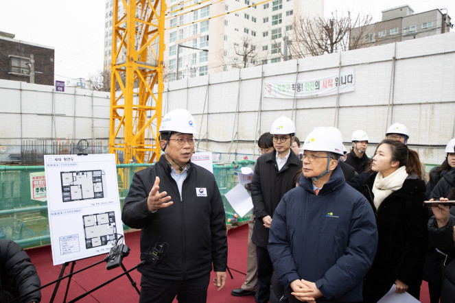 박상우 국토부 장관과 이한준 LH 사장이 5일 서울 은평구 신축매입임대주택 사업지를 방문했다. 사진= 국토부 제공