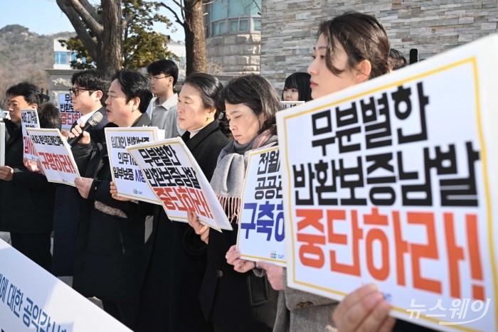 (왼쪽 세 번째)박경준 경제정의실천시민연합 전 정책위원장이 6일 오전 서울 종로구 감사원 앞에서 열린 'HUG 보증금 반환보증 제도 및 대위변제 사건 경매집행에 대한 공익감사청구' 기자회견에서 발언을 하고 있다. 사진=강민석 기자 kms@newsway.co.kr