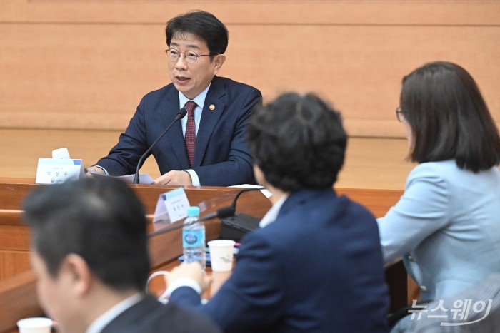 박상우 국토교통부 장관이 6일 오후 서울 종로구 정부서울청사 별관에서 열린 '항공운송시장 경쟁촉진과 소비자 보호를 위한 관계부처 MOU 및 이행감독위원회 발족'에서 모두발언을 하고 있다. 사진=강민석 기자 kms@newsway.co.kr