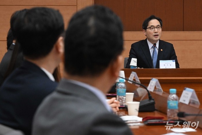 한기정 공정거래위원회 위원장이 6일 오후 서울 종로구 정부서울청사 별관에서 열린 '항공운송시장 경쟁촉진과 소비자 보호를 위한 관계부처 MOU 및 이행감독위원회 발족'에서 모두발언을 하고 있다. 사진=강민석 기자 kms@newsway.co.kr