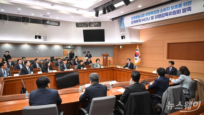 (왼쪽 중앙 첫 번째)한기정 공정거래위원회 위원장이 6일 오후 서울 종로구 정부서울청사 별관에서 열린 '항공운송시장 경쟁촉진과 소비자 보호를 위한 관계부처 MOU 및 이행감독위원회 발족'에서 모두발언을 하고 있다. 사진=강민석 기자 kms@newsway.co.kr