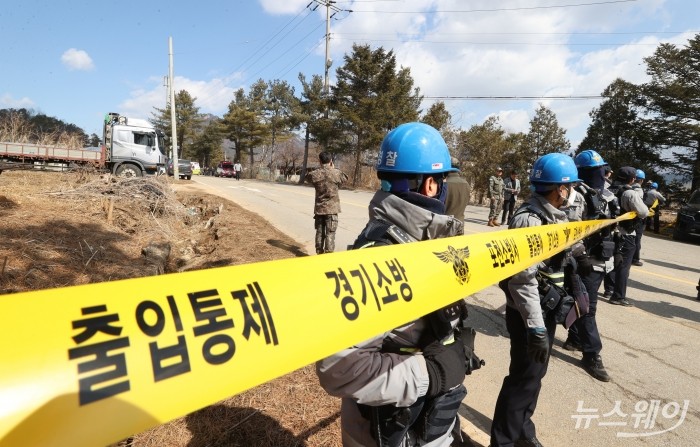 6일 경기 포천시 승진훈련장에서 열린 한미연합훈련 중 포탄이 민가에 떨어져 인명 피해가 발생한 가운데 사고가 발생한 마을 일대가 통제되고 있다. 사진=사진공동취재단