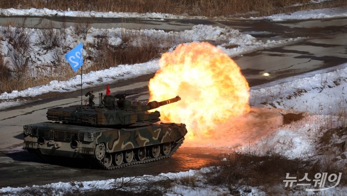 6일 오전 경기 포천시 승진훈련장에서 열린 2025년 전반기 한미연합 수도기계화보병사단(수기사) 통합화력 실사격 훈련에서 K1A2 전차가 포를 쏘고 있다. 사진=사진공동취재단