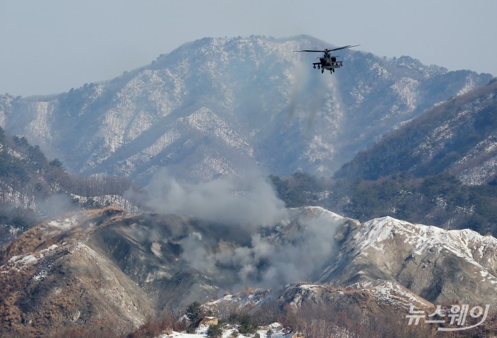 6일 오전 경기 포천시 승진훈련장에서 열린 '2025년 전반기 한미연합 수도기계화보병사단(수기사) 통합화력 실사격 훈련'에서 아파치 공격헬기가 로켓을 발사하고 있다. 사진=사진공동취재단