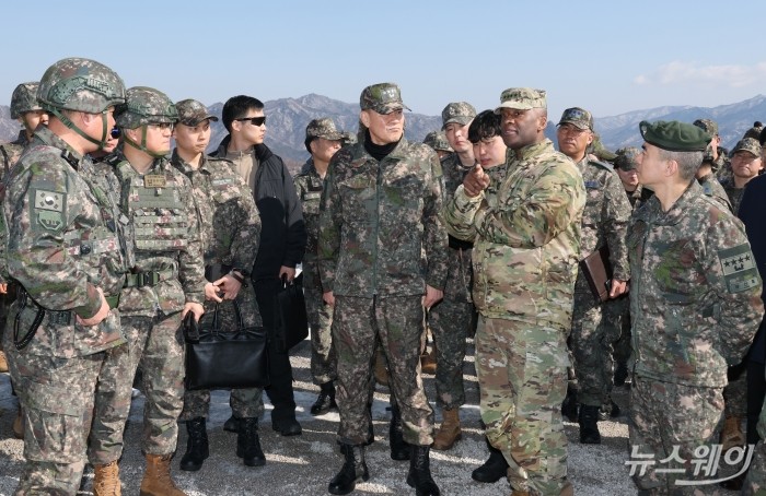 김명수 합참의장, 제이비어 브런슨 한미연합군사령관, 강신철 한미연합군부사령관 등 양국 군 지휘부가 6일 경기 포천시 승진훈련장에서 열린 '2025년 전반기 한미연합 수도기계화보병사단(수기사) 통합화력 실사격 훈련'을 찾아 현장 지도를 하고 있다. 사진=사진공동취재단