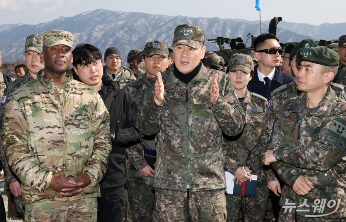 김명수 합참의장, 제이비어 브런슨 한미연합군사령관, 강신철 한미연합군부사령관 등 양국 군 지휘부가 6일 경기 포천시 승진훈련장에서 열린 '2025년 전반기 한미연합 수도기계화보병사단(수기사) 통합화력 실사격 훈련'을 찾아 현장 지도를 하고 있다. 사진=사진공동취재단