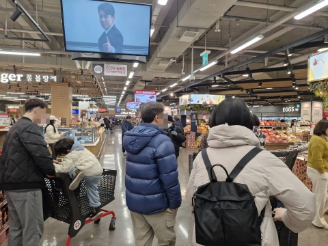&quot;홈플러스 응원하러 왔어요&quot;···회생절차 속에서도 '북적북적'