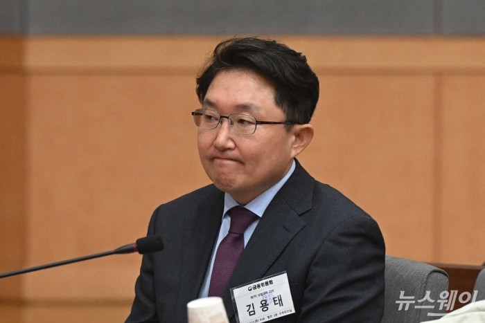 김용태 보험GA협회장이 11일 오전 서울 종로구 정부서울청사 별관에서 진행된 보험개혁회의에서 이세훈 금융감독원 수석부원장의 모두발언을 경청하고 있다. 사진=강민석 기자 kms@newsway.co.kr