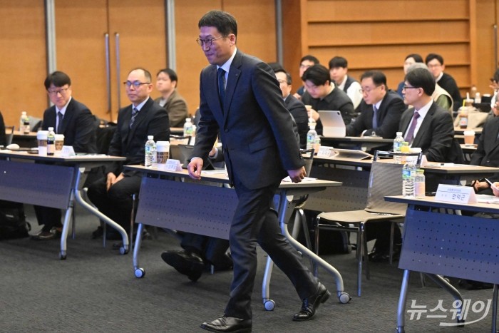 이상훈 한국에너지공단 이사장이 11일 오후 서울 중구 대한상공회의소에서 열린 탄소시장 기업 세미나에서 개회사를 하기 위해 연단으로 향하고 있다. 사진=강민석 기자 kms@newsway.co.kr