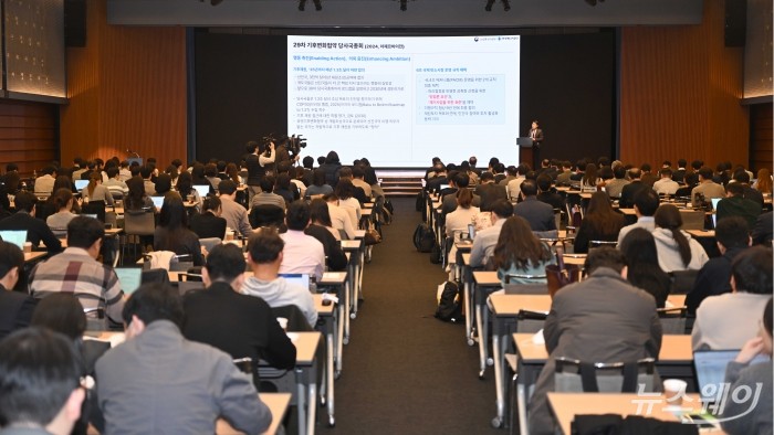 오대균 유엔기후변화협약 감독기구(UNFCCC) 위원이 11일 오후 서울 중구 대한상공회의소에서 열린 탄소시장 기업 세미나에서 발표를 하고 있다. 사진=강민석 기자 kms@newsway.co.kr