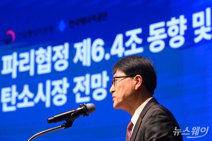 오대균 유엔기후변화협약 감독기구(UNFCCC) 위원이 11일 오후 서울 중구 대한상공회의소에서 열린 탄소시장 기업 세미나에서 발표를 하고 있다. 사진=강민석 기자 kms@newsway.co.kr