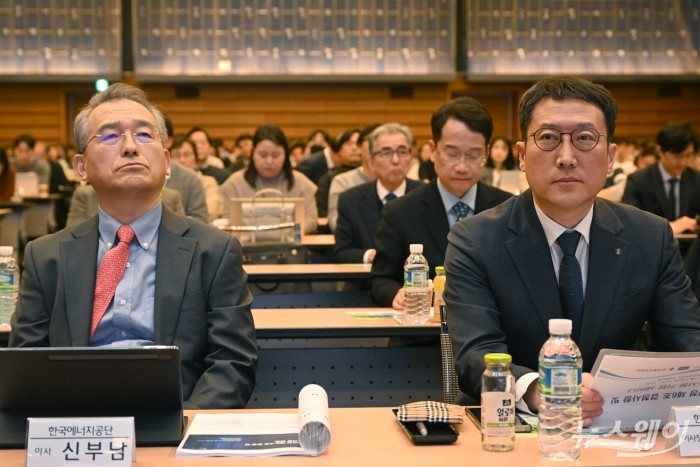 (오른쪽)이상훈 한국에너지공단 이사장과 신부남 한국에너지공단 기후대응이사가 11일 오후 서울 중구 대한상공회의소에서 열린 탄소시장 기업 세미나에 참석해 자리하고 있다. 사진=강민석 기자 kms@newsway.co.kr