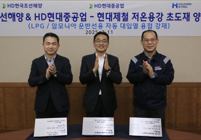 현대제철, HD한국조선해양, HD현대중공업 임직원들이 LPG‧암모니아 운반선용 강재 초도 생산 기념식에서 기념 촬영하고 있는 모습. 사진=현대제철 제공