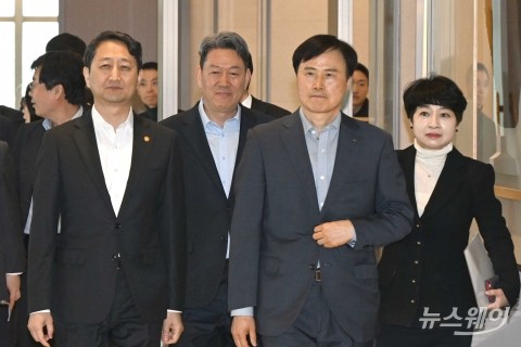 美 관세 대응 간담회 들어서는 안덕근·이희근·철강협회원들