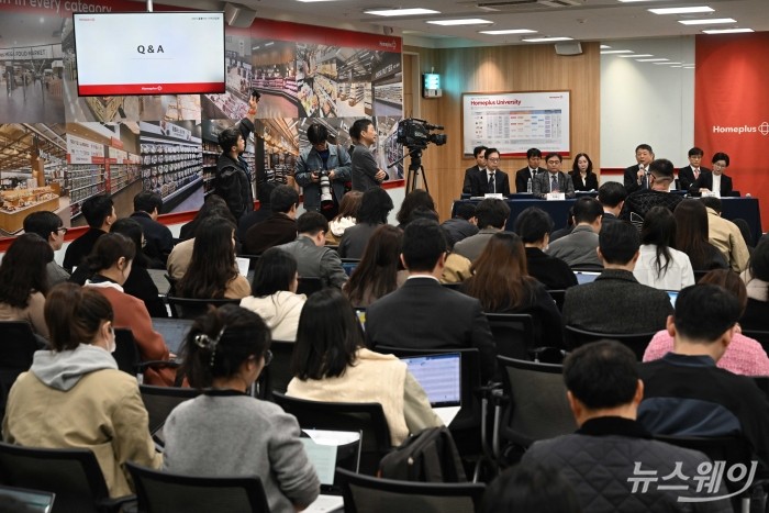 김광일 MBK파트너스 부회장 겸 홈플러스 공동대표가 14일 오전 서울 강서구 홈플러스 본사에서 열린 '2025 홈플러스 기자간담회'에서 취재진의 질문에 답변하고 있다. 사진=강민석 기자 kms@newsway.co.kr