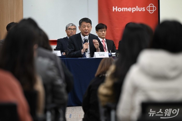 김광일 MBK파트너스 부회장 겸 홈플러스 공동대표가 14일 오전 서울 강서구 홈플러스 본사에서 열린 '2025 홈플러스 기자간담회'에서 취재진의 질문에 답변하고 있다. 사진=강민석 기자 kms@newsway.co.kr