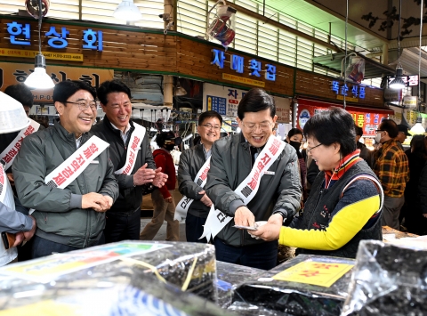 빈대인 회장, 창립 14주년 맞아 시장 방문···&quot;지역금융 제 역할 다할 것&quot;