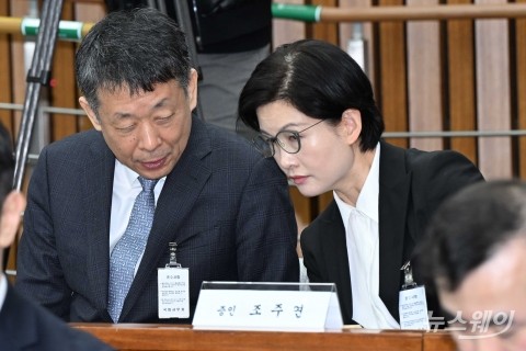 은밀한 대화 나누는 김광일 MBK 부회장·조주연 대표