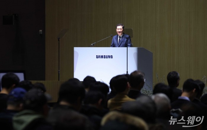 한종희 삼성전자 대표이사 부회장이 19일 오전 경기 수원시 영통구 수원컨벤션센터에서 열린 제56기 삼성전자 정기주주총회에서 인사말을 하고 있다. 사진=강민석 기자 kms@newsway.co.kr