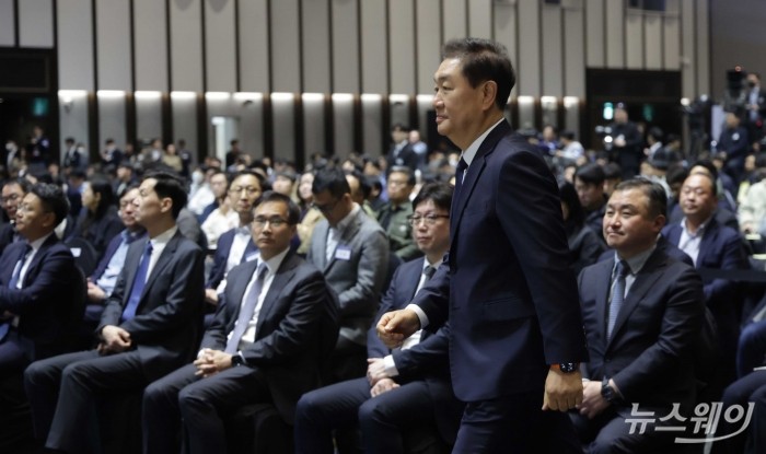 한종희 삼성전자 부회장이 19일 오전 경기 수원시 수원컨벤션센터에서 열린 제56기 삼성전자 정기주주총회에서 인사말을 하기 위해 단상으로 향하고 있다. 사진=강민석 기자 kms@newsway.co.kr