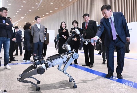 '레인보우로보틱스 로봇' 살펴보는 신제윤 삼성전자 이사회 의장