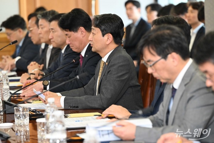 안덕근 산업통상자원부 장관이 19일 오후 서울 중구 은행연합회에서 열린 '지역 중소·중견기업 수출경쟁력 강화 간담회'에서 모두발언을 하고 있다. 사진=강민석 기자 kms@newsway.co.kr