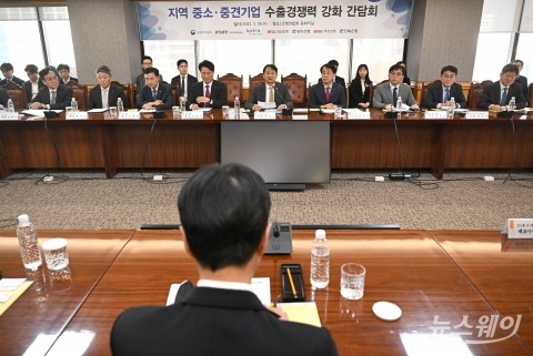 안덕근 장관 &quot;인터넷·지역은행 참여로 수출 바우처 지원 확대해 나갈 것&quot;