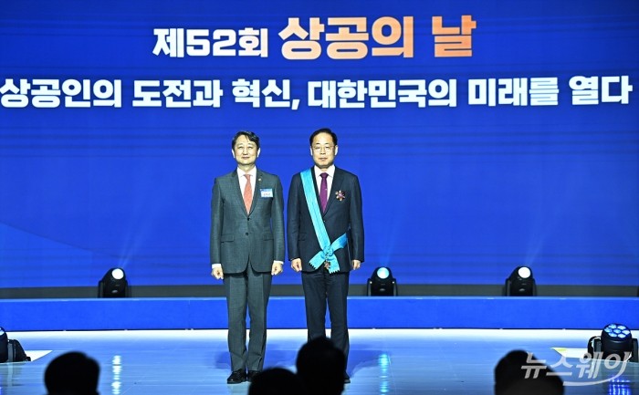 안덕근 산업통상자원부 장관이 19일 오후 서울 중구 대한상공회의소에서 열린 '제52회 상공의 날 기념식'에서 소철영 램리서치매뉴팩춰링코리아 사장에게 금탑산업훈장을 수여하고 있다. 사진=이수길 기자 Leo2004@newsway.co.kr
