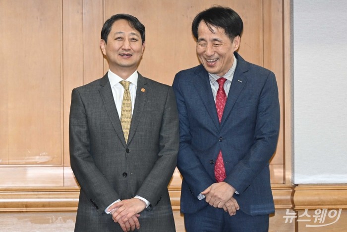 (오른쪽)안덕근 산업통상자원부 장관과 장영진 한국무역보험공사장이 19일 오후 서울 중구 은행연합회에서 열린 '한국무역보험공사-지방·인터넷은행·업무협약식'에 참석해 기념촬영 앞서 대화를 하며 미소를 짓고 있다. 사진=강민석 기자 kms@newsway.co.kr