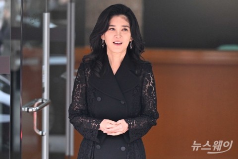 '돌체앤가바나' 검정 코트 입고 주총 등장한 이부진 호텔신라 대표