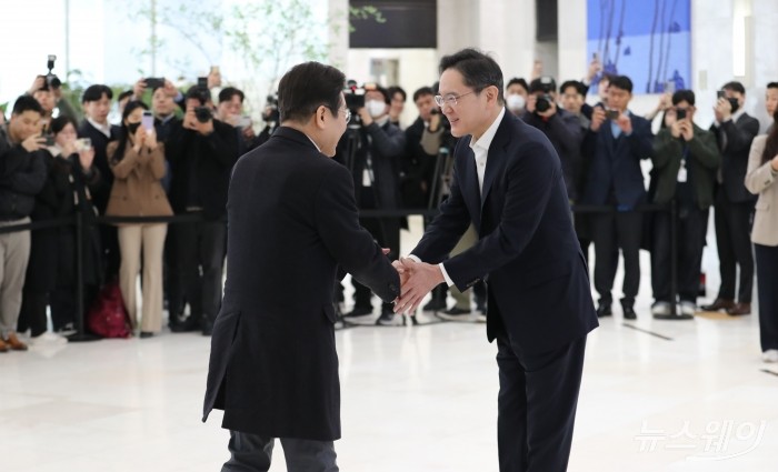 더불어민주당 이재명 대표가 20일 서울 강남구 멀티캠퍼스 역삼 SSAFY 서울캠퍼스에서 청년 취업 지원을 위한 현장 간담회에 참석했다. 이재명 대표가 로비에 마중나온 삼성전자 이재용 회장과 인사하고 있다. 2025.03.20 사진=이수길 기자 Leo2004@newsway.co.kr