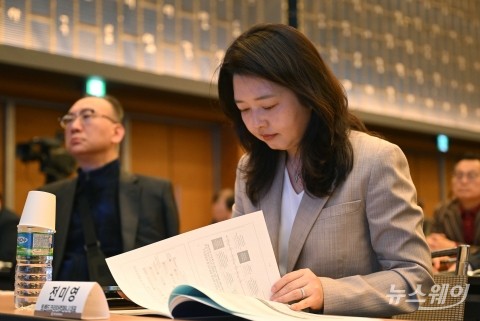 'ESG 경영 콘퍼런스' 자료 살펴보는 전미영 트렌드코리아컴퍼니 대표